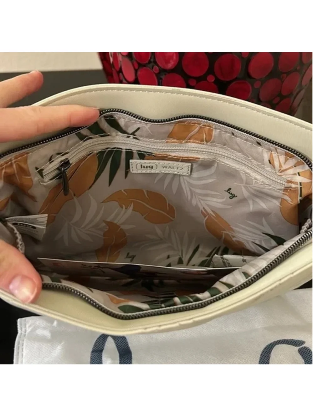 Lug zipper fully